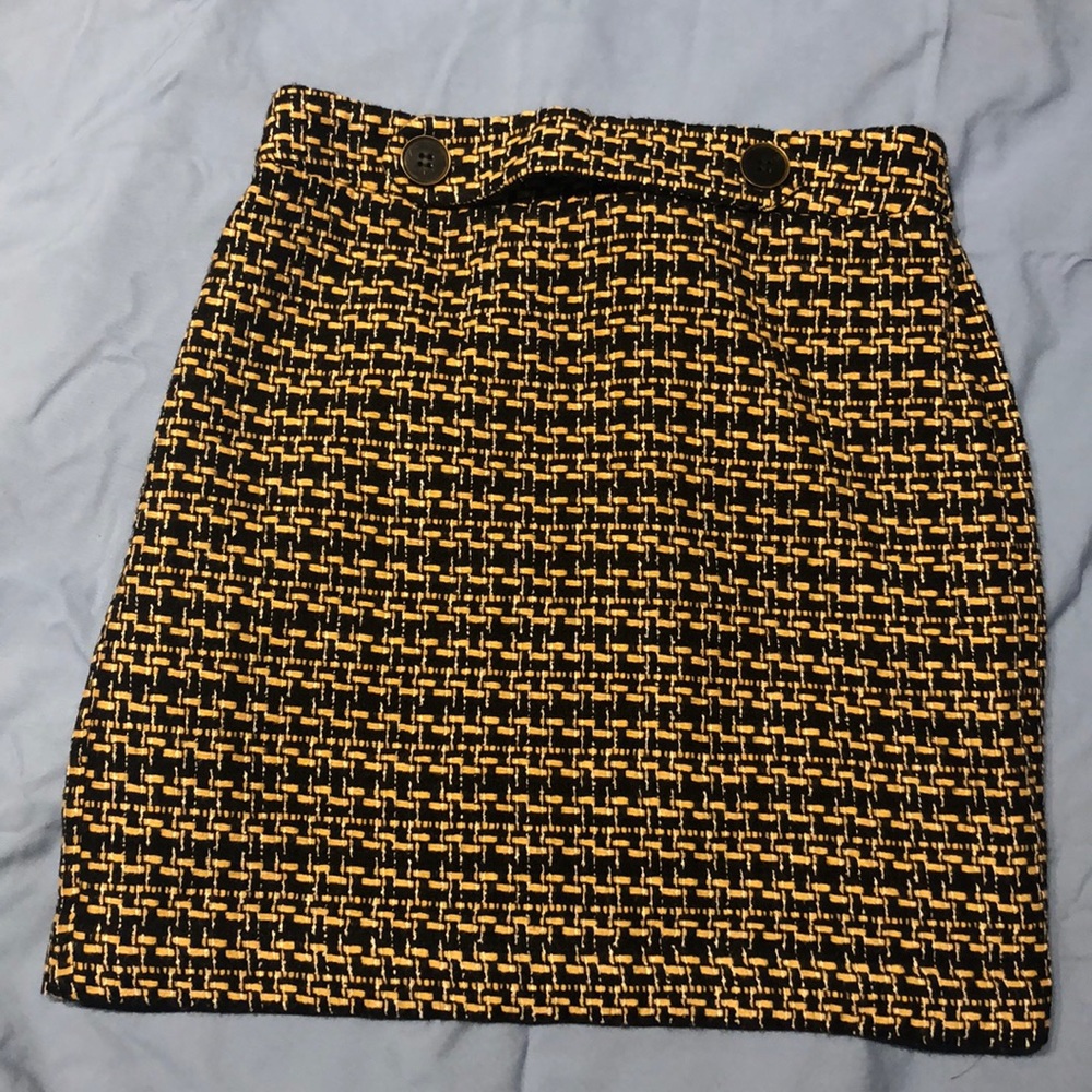 Black woven loft skirt with white and tan accents
